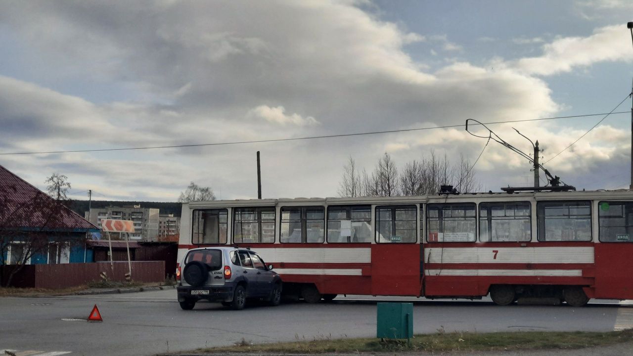 В Краснотурьинске в трамвай врезалась «Нива» 