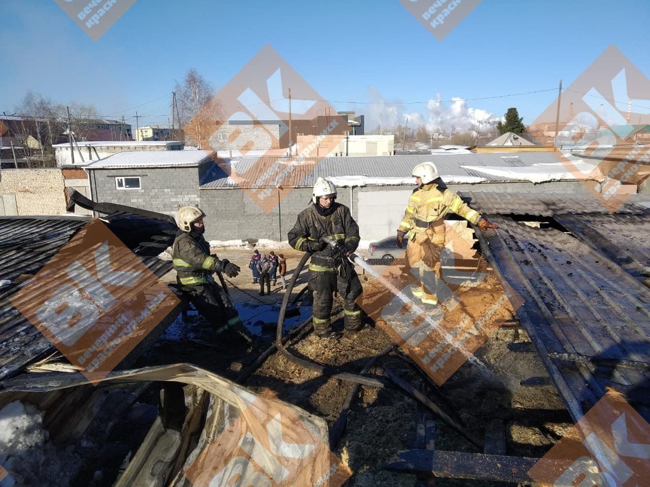 В Краснотурьинске огонь повредил крышу пяти гаражей