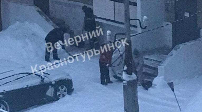 Двор на Попова, 71 ударно чистят сразу 20 коммунальщиков. После обеда сюда приедет депутат Госдумы