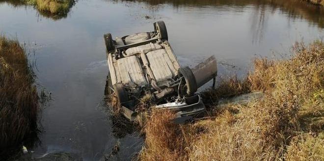 На трассе «Краснотурьинск-Карпинск» ВАЗ вылетел с дороги и опрокинулся в водоем. Водитель убежал