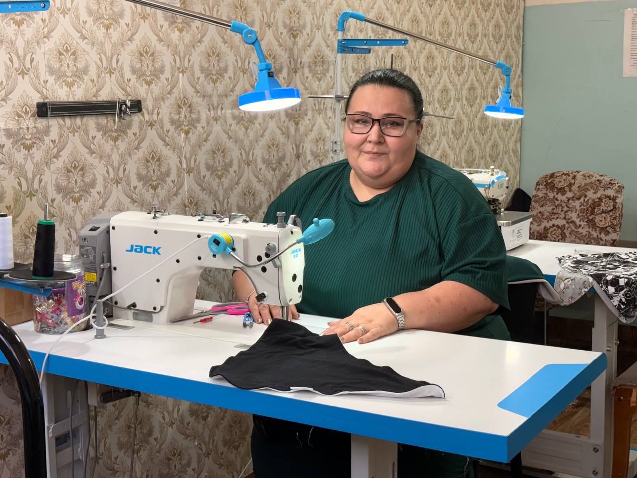 «Таких деток сложно одеть». Мама особенного ребенка шьет одежду для детей с инвалидностью