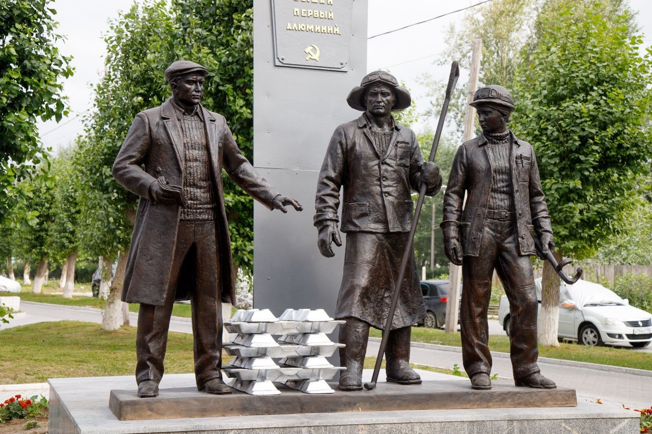 В Краснотурьинске открыли скульптурную композицию, посвященную строителям и первым металлургам