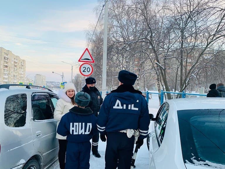 Сотрудники ГИБДД и школьники раздавали водителям письма с призывом быть осторожными на дороге