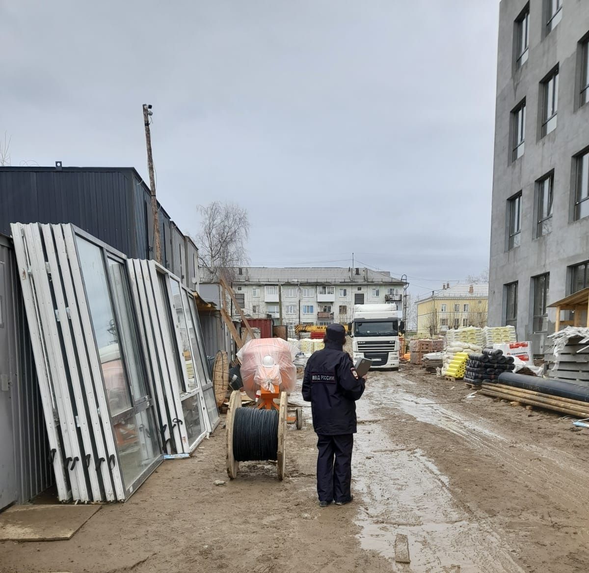 Полицейские при поддержке ФСБ продолжают рейды по выявлению миграционных нарушений