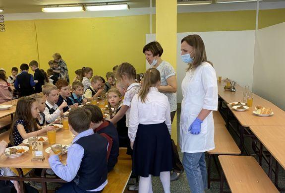 В школе № 19 родители проверили качество питания и санитарного состояния столовой