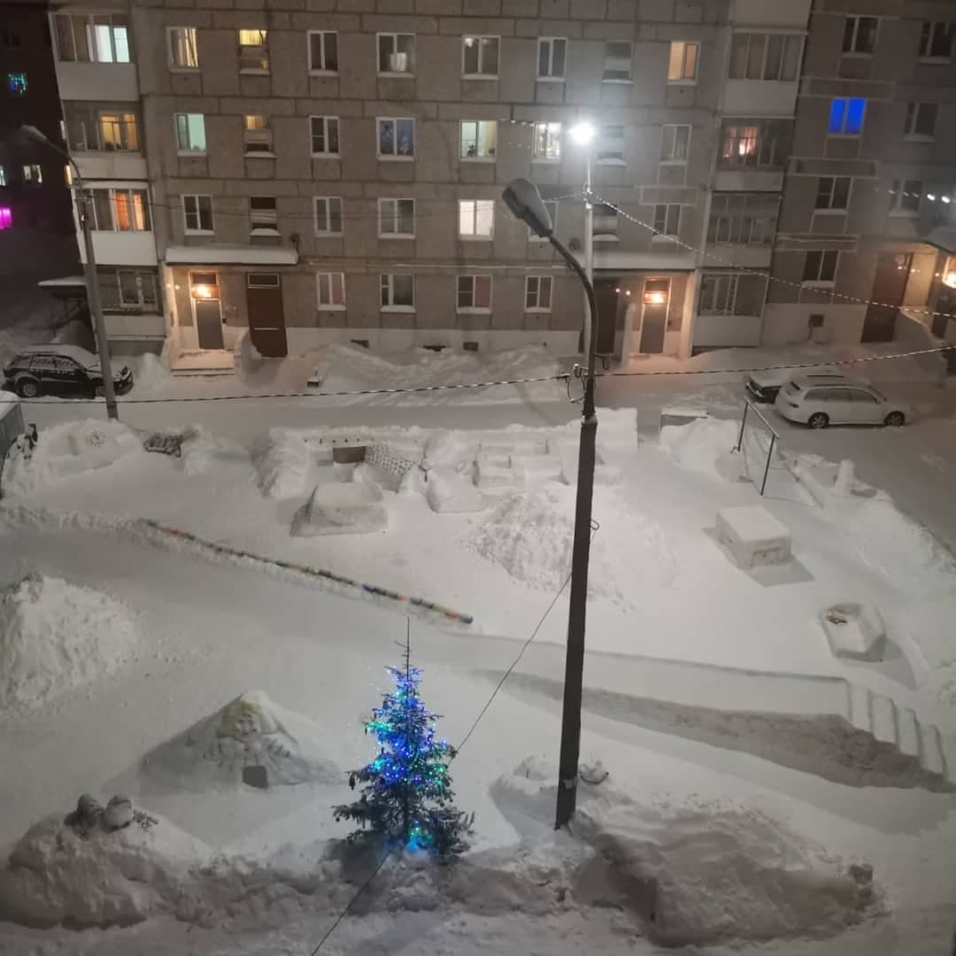 Жители дома №71 на улице Попова сделали свой новогодний «городок»