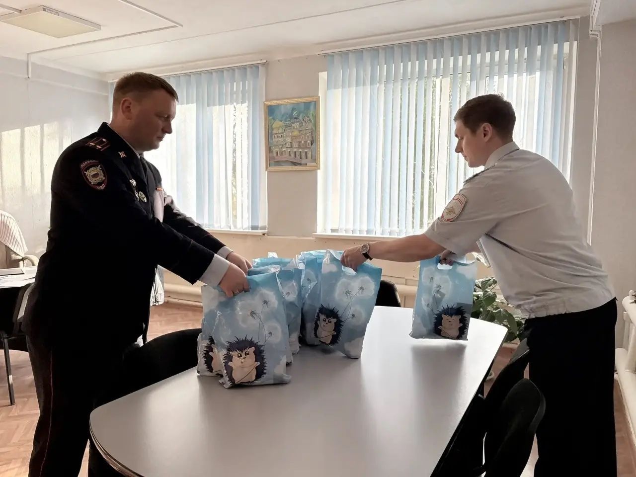 Полицейские передали подарки воспитанникам социального центра