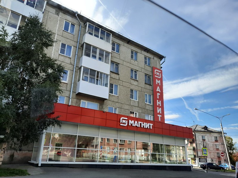 Управляющая компания подала иск к «Магниту» о демонтаже огромных вывесок
