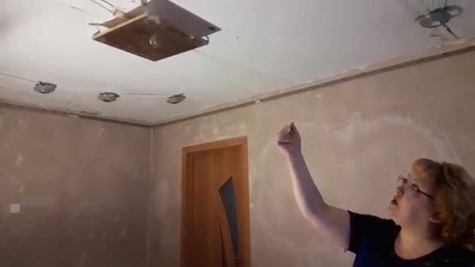 В квартире горожанки во время ремонта с потолка потекла... ртуть. Как она попала в перекрытие – загадка