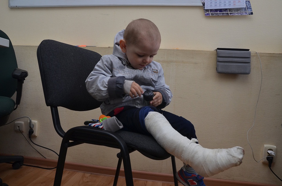 Мама через суд взыскала с детского сада 50 тысяч рублей. Причина для иска: ребенок споткнулся и сломал ногу