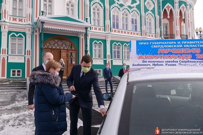 Евгений Куйвашев подарил лучшей доярке Свердловской области автомобиль