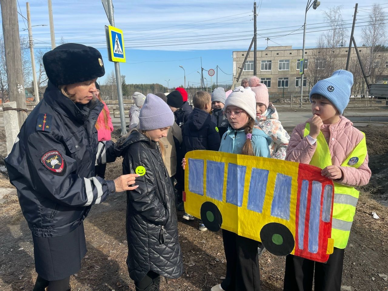 «Шагающий автобус»: ученики школы №28 прошли маршрут от школы до перехода и обратно