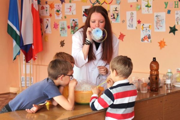 Детей из приюта "учили" проводить химические опыты