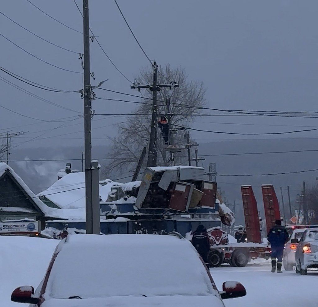 «Тушили руками, горело у всех». Репортаж с улиц Краснотурьинска, где фура оборвала провода
