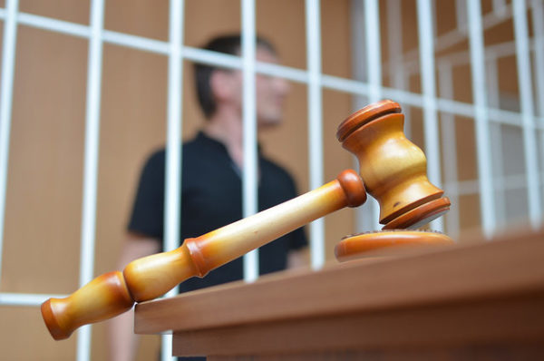 «Сломаю пальцы, а потом выброшу с балкона». Горожанин обвиняется в избиениях родителей