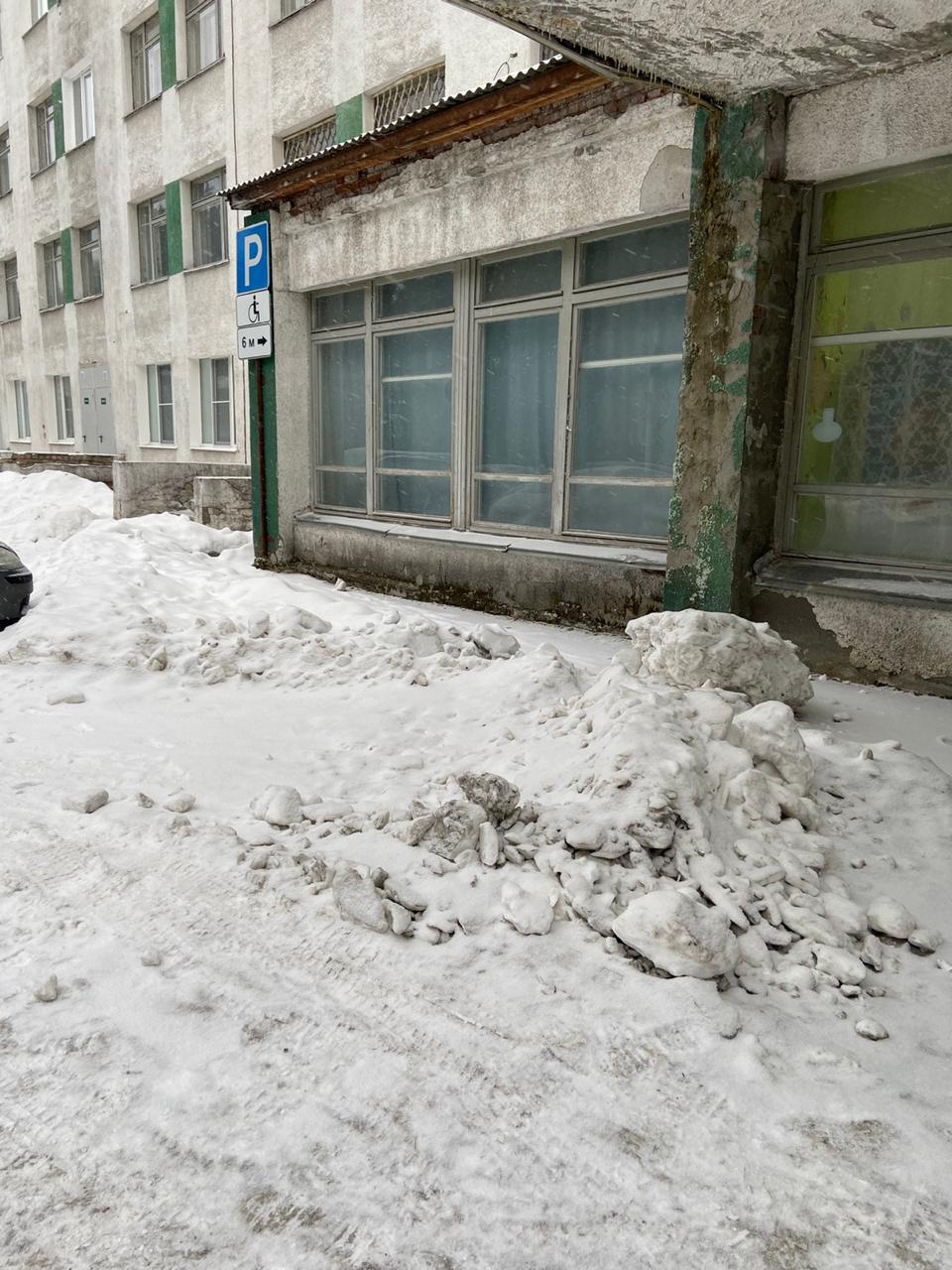 Горожанка возмущена уборкой снега на парковке для инвалидов. В мэрии обещали разобраться