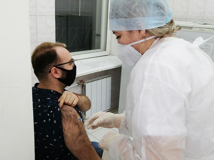 От коронавируса привили первых 15 медиков