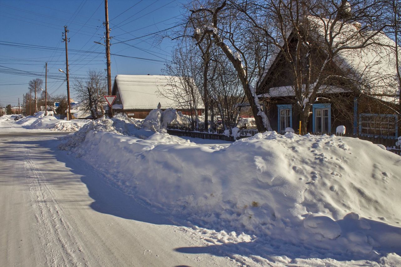 «Город вылизывают, а поселки пусть топит?». Пенсионерка из Рудничного жалуется, что сугробы растут