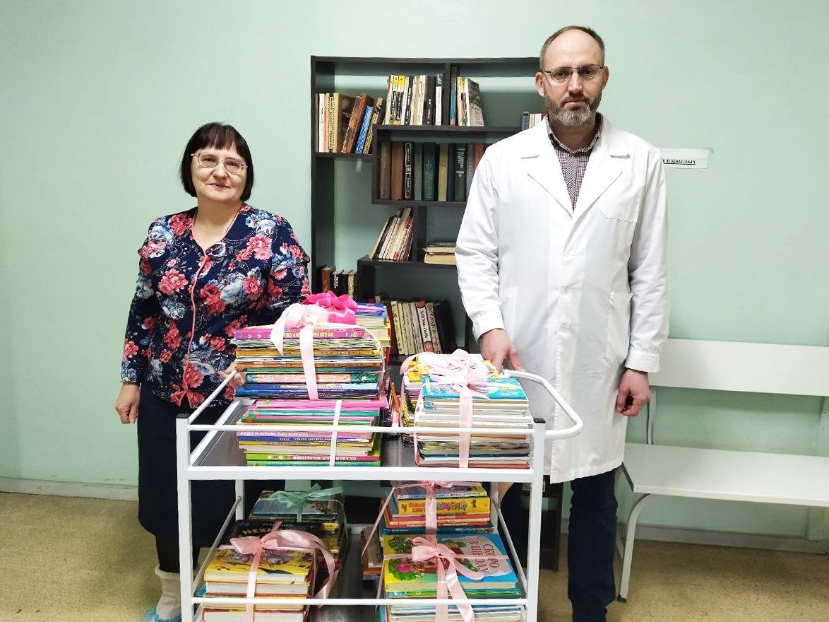 В День книгодарения пациентам детского стационара подарили более 150 книг