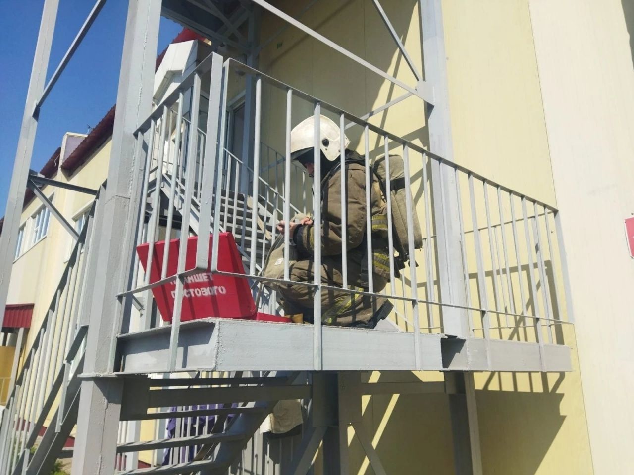 Карпинские и краснотурьинские пожарные потушили условный пожар в спортзале