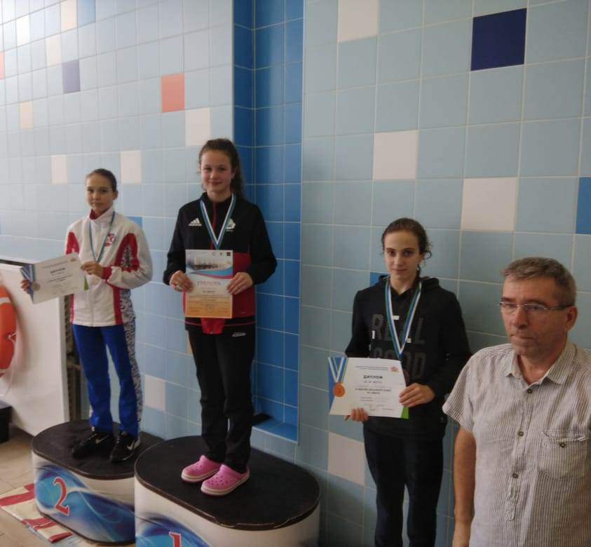 Спортсменка завоевала четыре "золотые" медали на областных соревнованиях по плаванию