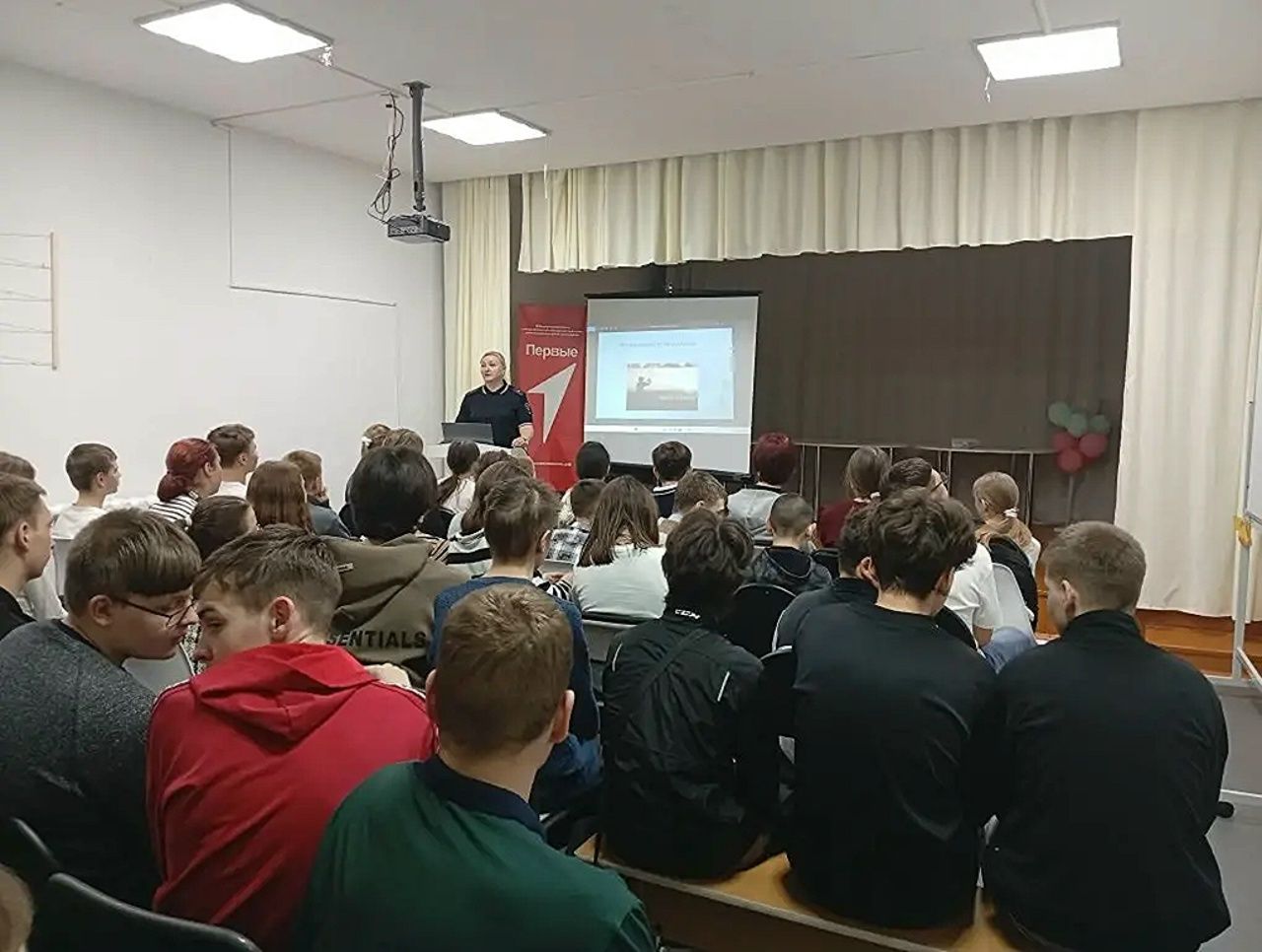 Школьникам рассказали о распространенных схемах мошенничества и вреде наркотиков