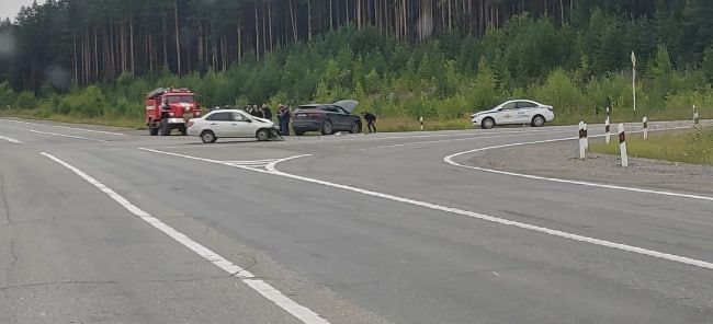 Под Карпинском столкнулись Jaguar и LADA Granta. В ДТП пострадал краснотурьинец