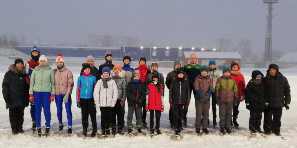 Погода в краснотурьинске. Стадион Маяк Краснотурьинск. Люди Краснотурьинск. Народы Краснотурьинск. Стадион Маяк Краснотурьинск вечером.