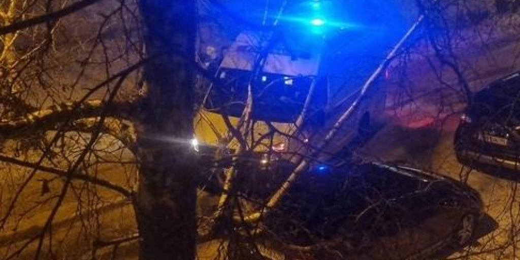 В Краснотурьинске мужчина упал с балкона и... убежал от медиков ...