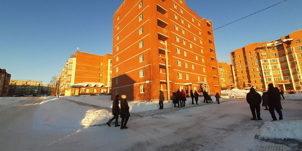 В Краснотурьинске переселенцам из аварийного жилья вручили ключи от ...