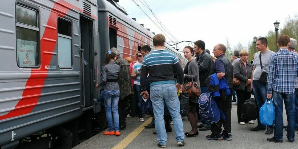 Сели на поезд. Пассажиры в поезде. Посадка пассажиров в поезд. Люди садятся на электричку. Люди садятся в поезд.