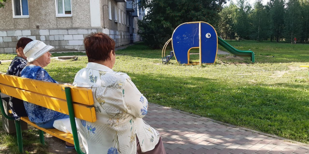 В Краснотурьинске демонтируют качели и горки. За новые жильцам придется ...