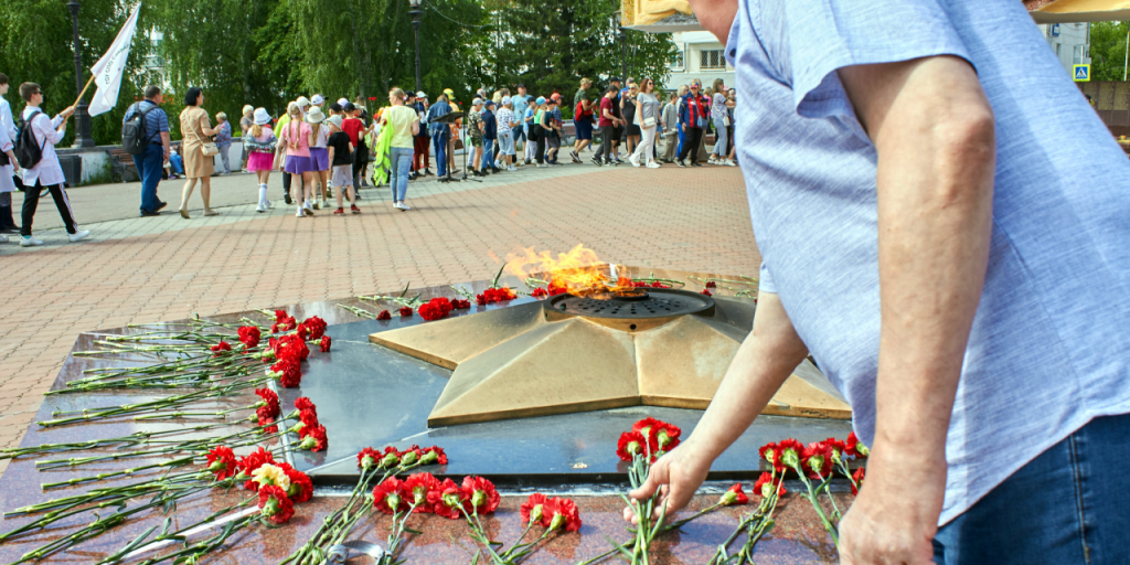 В День памяти и скорби краснотурьинцы возложили цветы к мемориалу ...