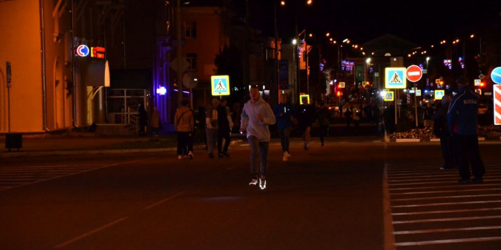 В Краснотурьинске прошел ночной забег “Бегущий фонарик” | Новости ...