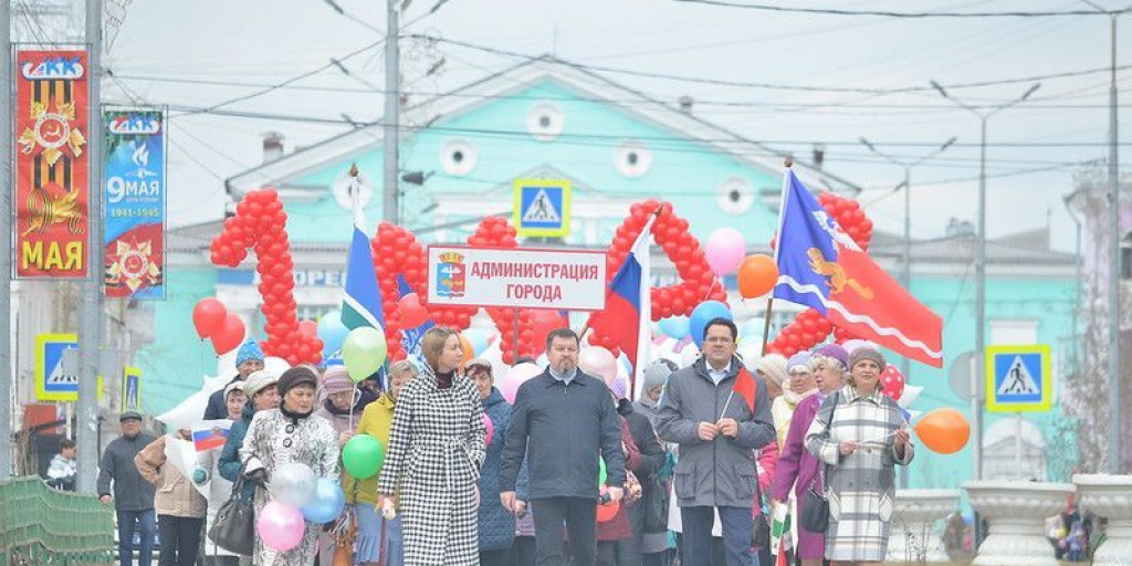 Вечерний краснотурьинск новости свежие. Праздничное шествие. Первомай. Первомай шествие. Вечерний Краснотурьинск новости.