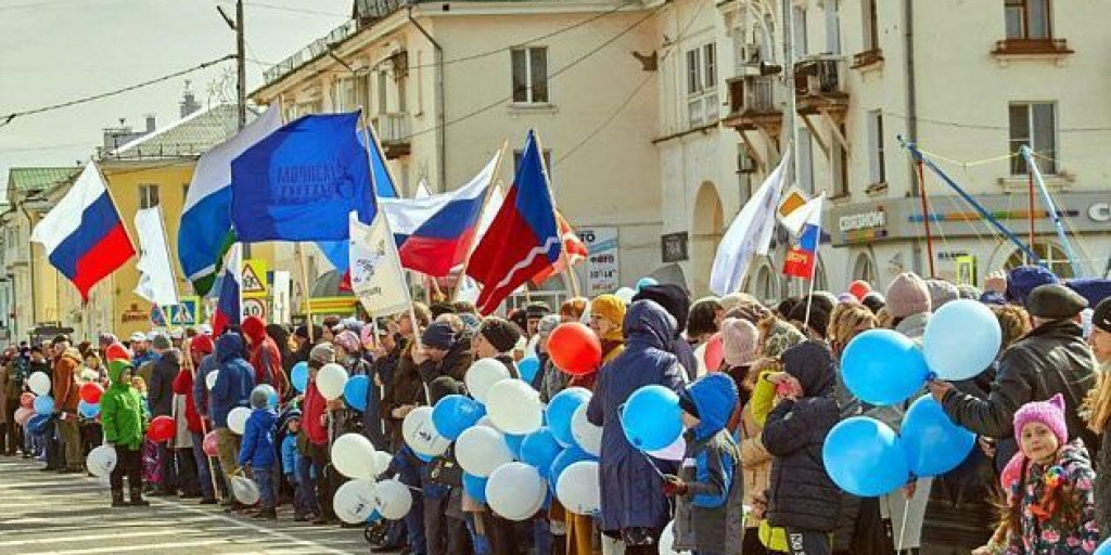 Краснотурьинск новости. Праздничное шествие. Праздничные шествия и парады. Парад 1 мая. Шествие 1 мая.