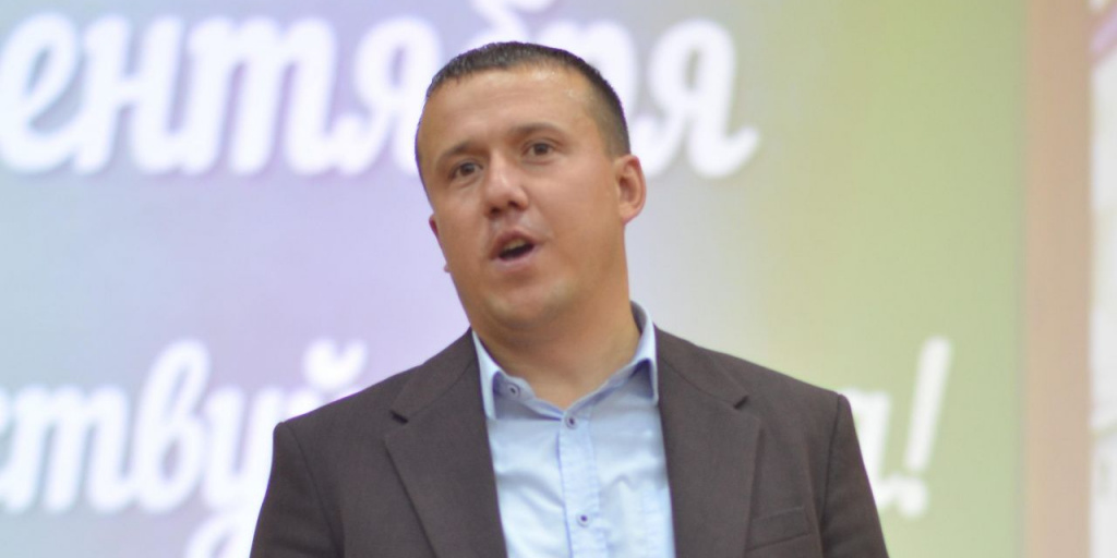 Человек кричит. Цитаты которые не так поняли. Риз р. Он стал говорить. Он стал говорить.