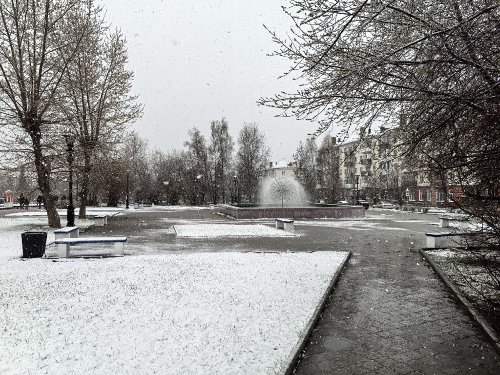 8 мая на площади в Краснотурьинске запустили фонтаны. Фото: Андрей Клейменов, «Вечерний Краснотурьинск» 