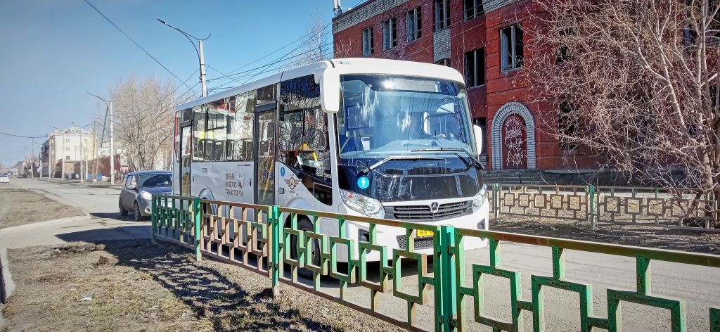 Читательница уверена, что по улице Металлургов, в районе «Бастиона» или школы №2, нужна остановка общественного транспорта. Фото: Вадим Аминов, «Вечерний Краснотурьинск»