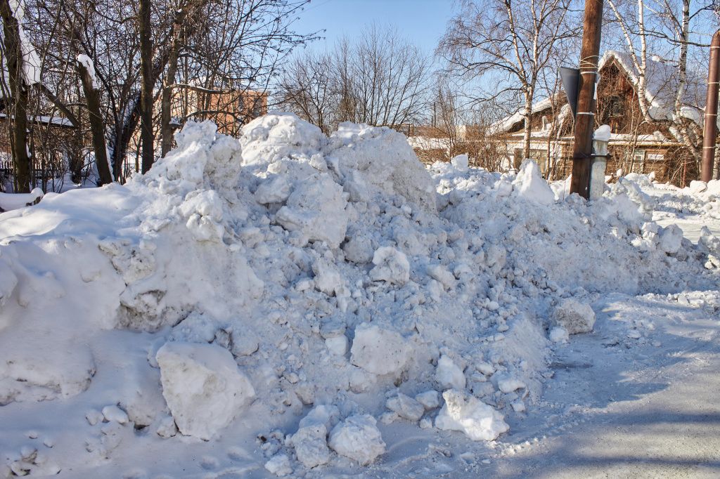 Пенсионерка просит убрать сугробы. Фото: Вадим Аминов, «Вечерний Краснотурьинск»
