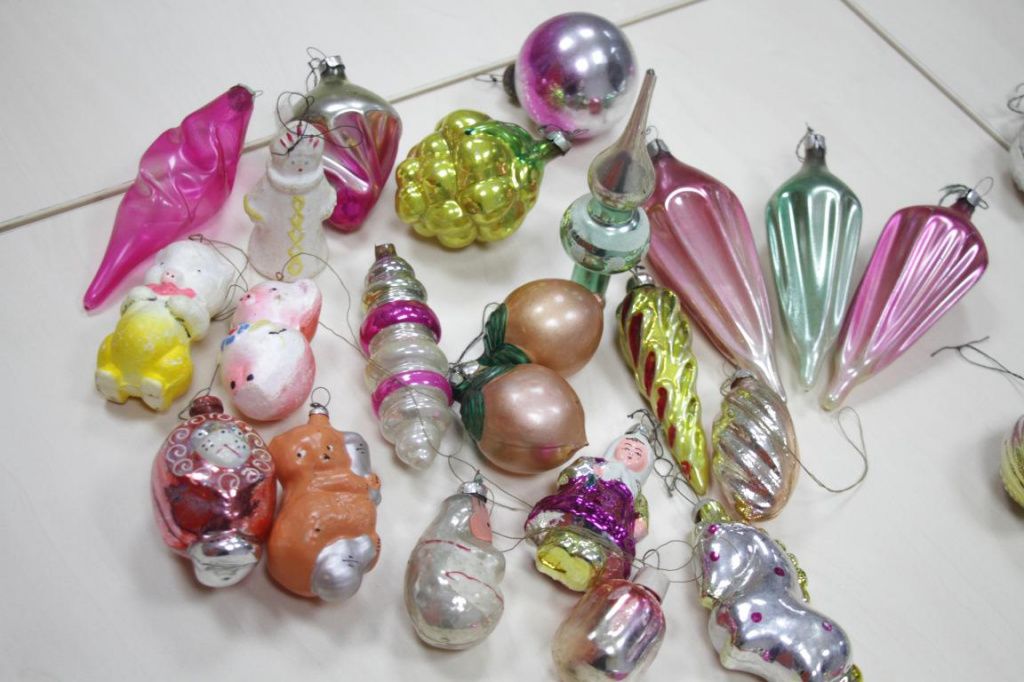 Игрушки "с дедушкиной елки" более старые. Фото: Константин Бобылев, "Глобус"