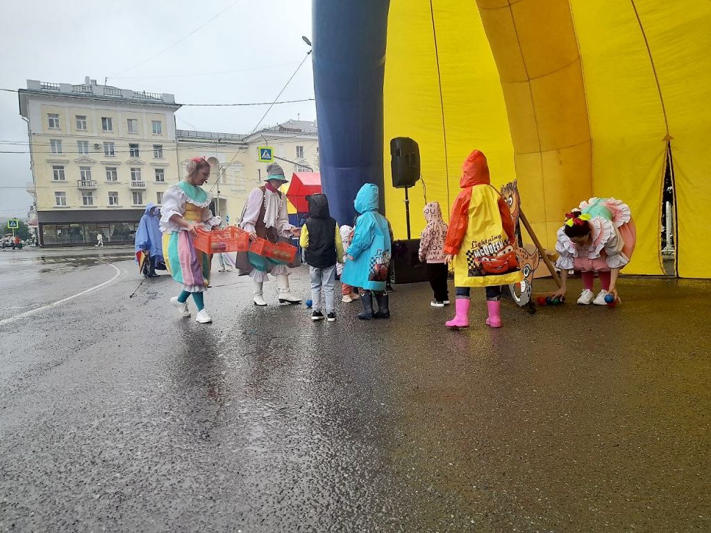 Для самых юных посетителей праздника актеры театра кукол провели игровую программу. Фото: Андрей Клейменов, "Вечерний Краснотурьинск"