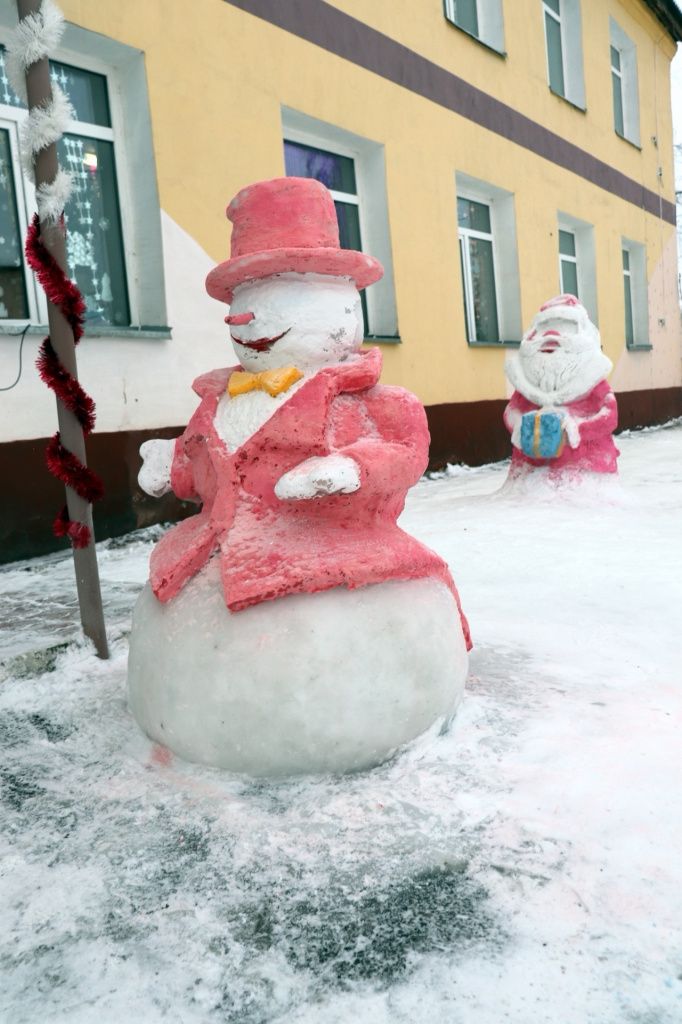 Снежные фигуры «приобретают» цвет. Фото: пресс-служба ГУФСИН России по Свердловской области