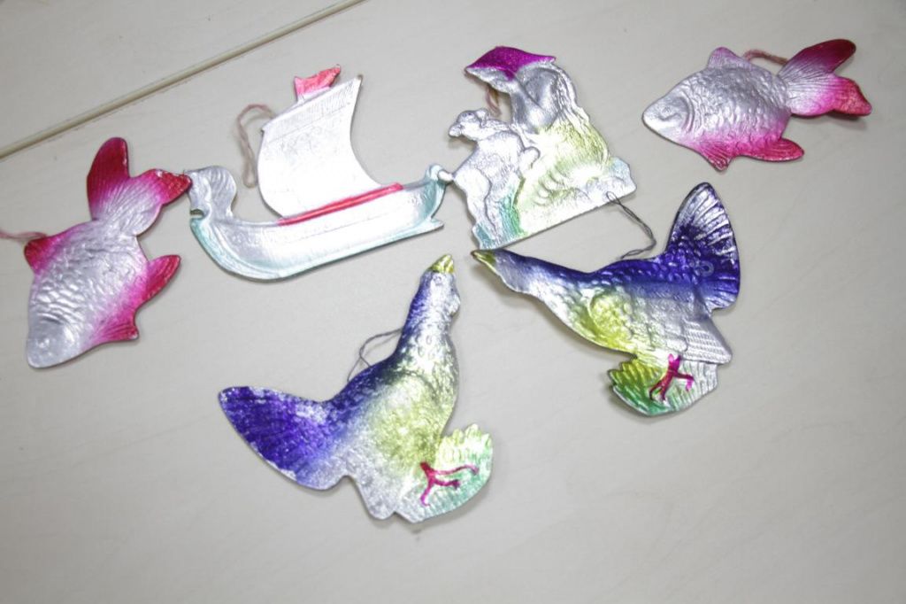 Такие игрушки Игорь Алексеевич называет "мягкими". Вешали их обычно на верх елки, чтобы не разбились, если упадут. Фото: Константин Бобылев, "Глобус"