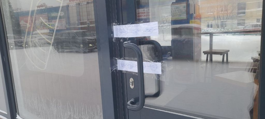 Сейчас шаурмячная у ТК "Столичный" закрыта. Двери опечатаны. Фото: Андрей Клейменов, "Вечерний Краснотурьинск"