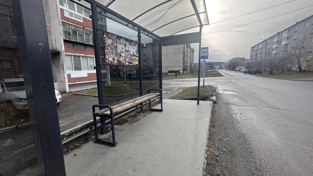 Стекло отсутствует с боковой стороны и одно с задней части остановки. Фото: Мария Шевнина, «Вечерний Краснотурьинск» 