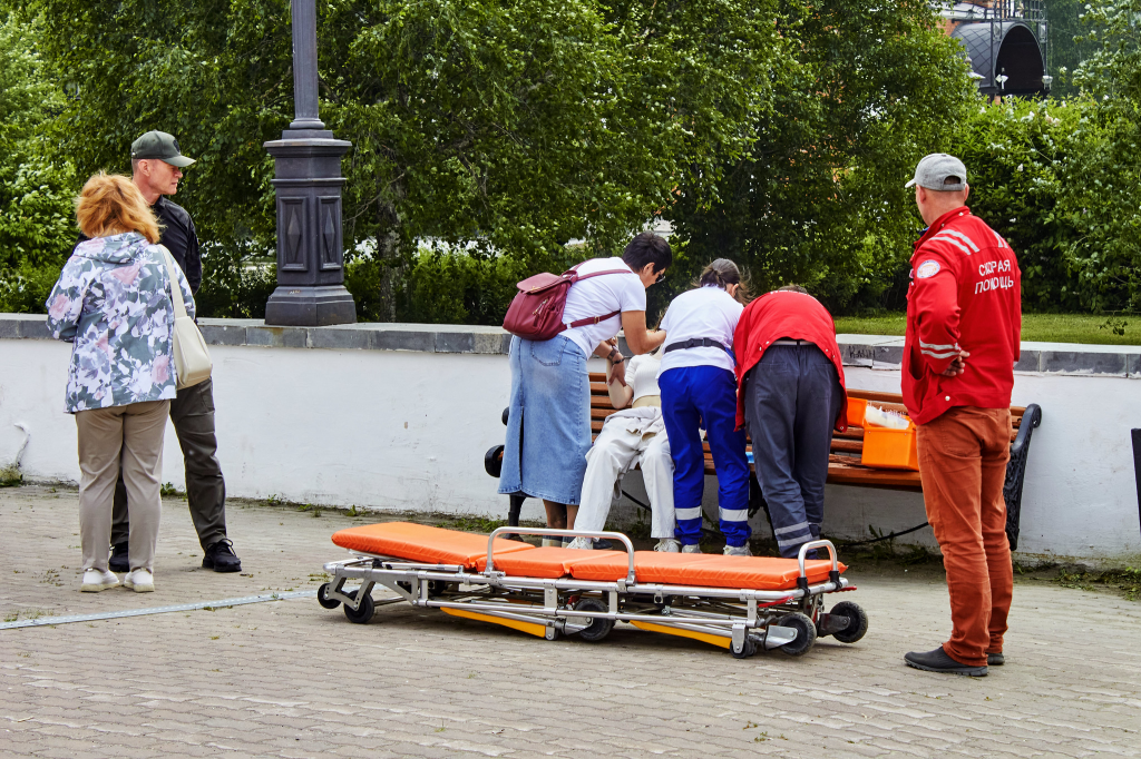 Корреспондент «Вечерки» передает, что одной из пришедших на памятный митинг стало плохо. Понадобилась "Скорая помощь". Надеемся, ничего серьезного. Фото: Вадим Аминов, «Вечерний Краснотурьинск»
