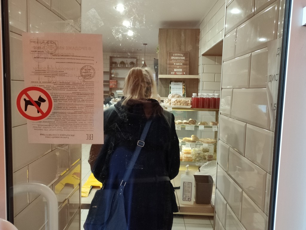 Фактически находится в помещении кафе может только один клиент. Фото: Алеся Копылова, "Вечерний Краснотурьинск". 