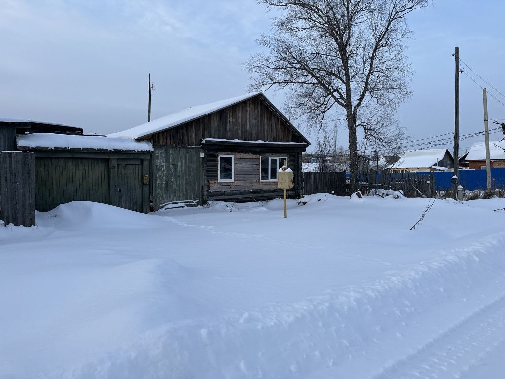 В этом доме не живут, поэтому там не почистили. Фото: Мария Шевнина, «Вечерний Краснотурьинск».