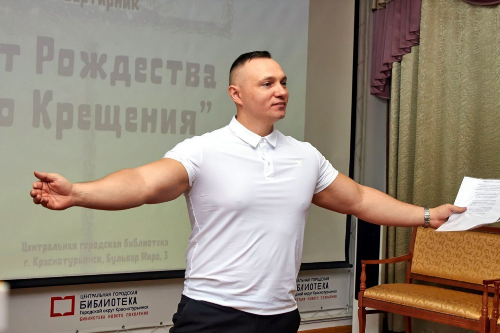 Стихи читает Геннадий Пеплов. Фото: Вадим Аминов, «Вечерний Краснотурьинск»